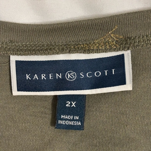 🌿 Karen Scott Plus 2X Gold Leaf Print Henley Top Olive Green 3/4 Sleeve - Picture 2 of 8